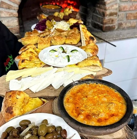 Imagen del bar/restaurante del Hotel Bujtina Ajazi. Foto 9