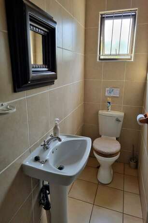 Imagen de la habitación del Hotel Bujumbura Guest House. Foto 14