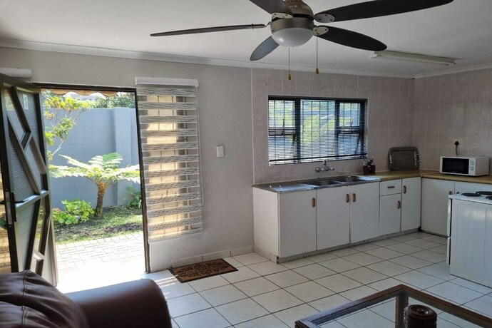 Imagen de la habitación del Hotel Bujumbura Guest House. Foto 15