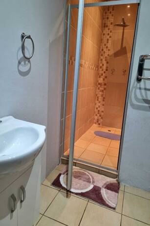 Imagen de la habitación del Hotel Bujumbura Guest House. Foto 22