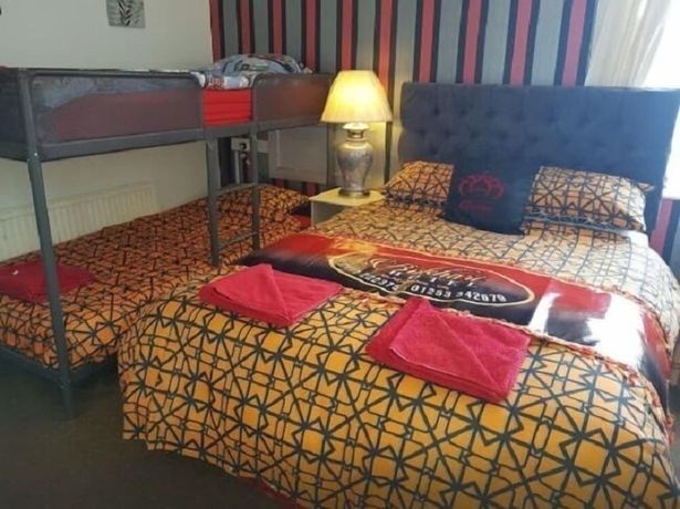 Imagen de la habitación del Hotel Bukhari. Foto 13
