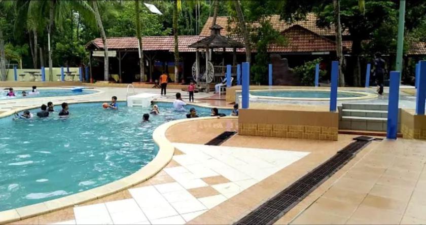 Imagen de la piscina del Hotel Bukit Keluang Beach Resort. Foto 7