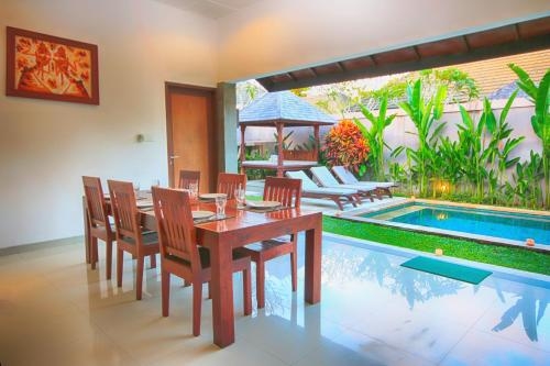 Imagen de la habitación del Hotel Bukit Kirana Villas. Foto 6
