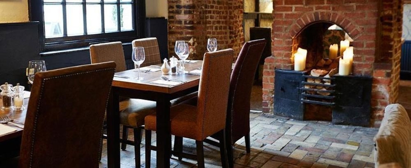 Imagen del bar/restaurante del Hotel Bull Halstead By Greene King Inns. Foto 4