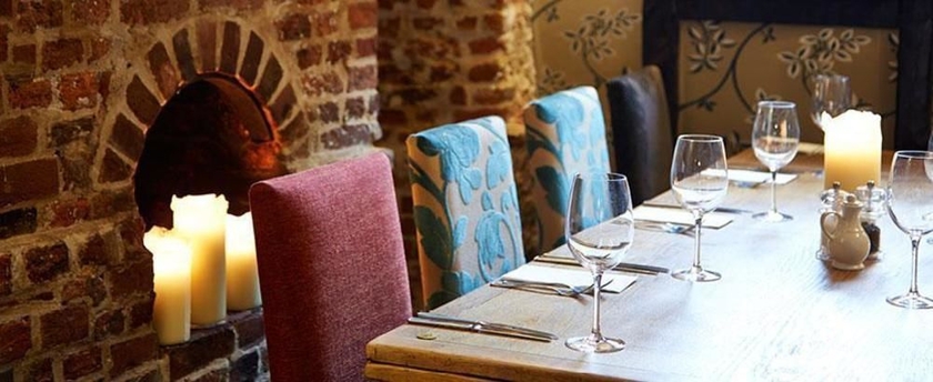 Imagen del bar/restaurante del Hotel Bull Halstead By Greene King Inns. Foto 5