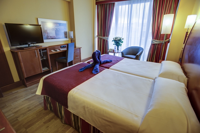 Imagen de la habitación del Hotel Bull Reina Isabel and Spa. Foto 13