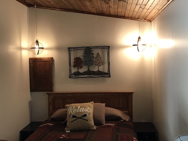 Imagen de la habitación del Hotel Bullwinkles Rustic Lodge. Foto 10