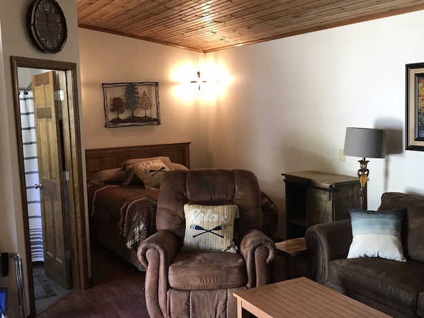 Imagen de la habitación del Hotel Bullwinkles Rustic Lodge. Foto 13
