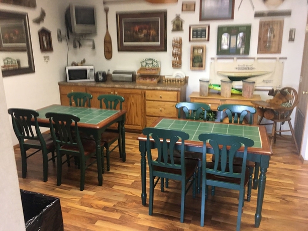 Imagen del bar/restaurante del Hotel Bullwinkles Rustic Lodge. Foto 1