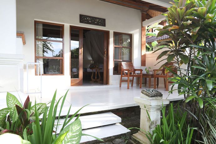 Imagen de la habitación del Hotel Bumi Ayu Bungalows. Foto 9