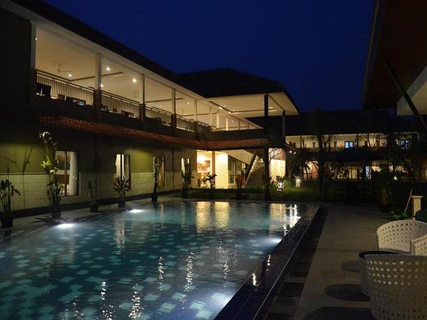 Imagen de la piscina del Hotel Bumi Gumati Convention Resort. Foto 6