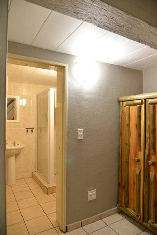 Imagen de los exteriores del Hotel Bundu Lodge. Foto 15