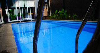 Imagen de la piscina del Hotel Bunga Bunga. Foto 14