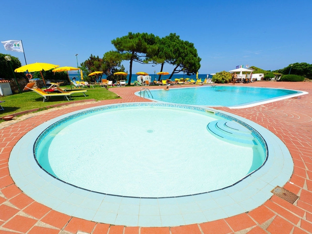 Imagen de la piscina del Hotel Bungalow Club Village. Foto 9