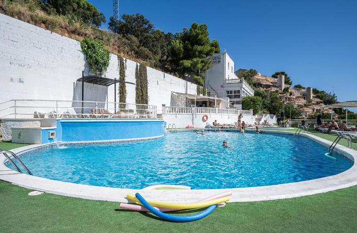 Imagen de la piscina del Hotel Bungalows Don Juan Tossa. Foto 10