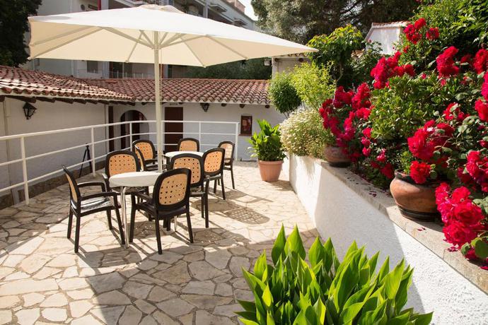 Imagen de los interiores del Hotel Bungalows Don Juan Tossa. Foto 8