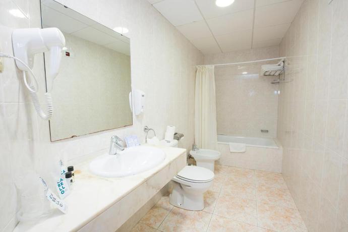 Imagen de la habitación del Hotel Bungalows Don Juan Tossa. Foto 3