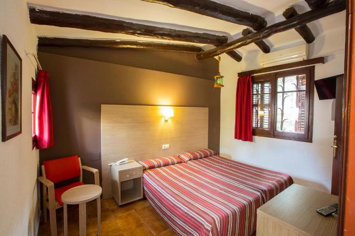 Imagen de la habitación del Hotel Bungalows Don Juan Tossa. Foto 5
