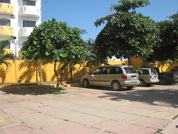 Imagen de la piscina del Hotel Bungalows El Delfin. Foto 11