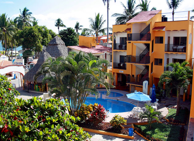 Imagen de la piscina del Hotel Bungalows El Delfin. Foto 14