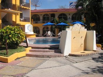 Imagen de los exteriores del Hotel Bungalows El Delfin. Foto 10