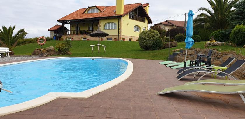 Imagen de la piscina del Hotel Bungalows Elma. Foto 7