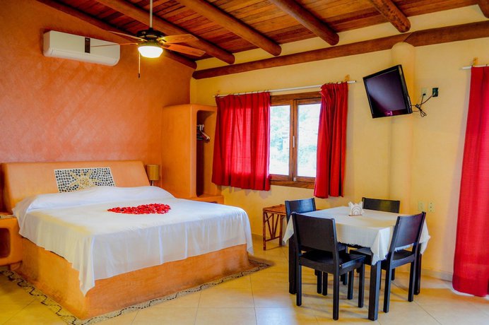 Imagen de la habitación del Hotel Bungalows La Madera, Zihuatanejo. Foto 3