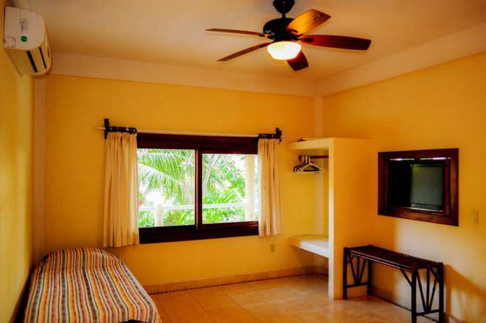 Imagen de la habitación del Hotel Bungalows La Madera, Zihuatanejo. Foto 12