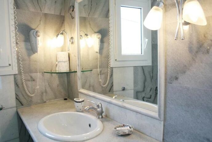 Imagen de la habitación del Hotel Bungalows Marina. Foto 17