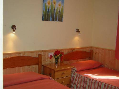 Imagen de la habitación del Hotel Bungalows Parque Cristina. Foto 10