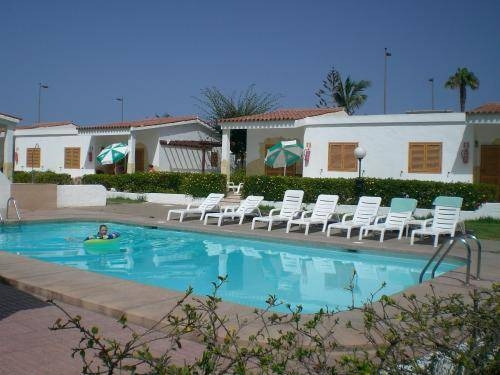 Imagen de la piscina del Hotel Bungalows Parque Cristina. Foto 15