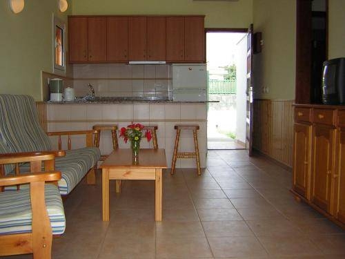 Imagen de la habitación del Hotel Bungalows Parque Cristina. Foto 13