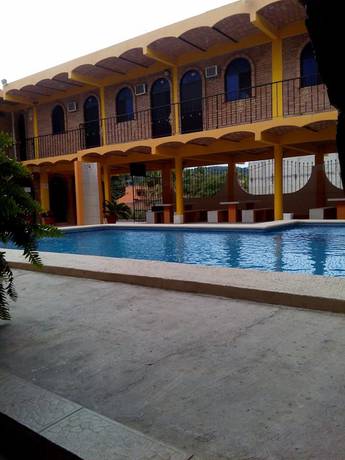 Imagen de la piscina del Hotel Bungalows Y Lizmar. Foto 18