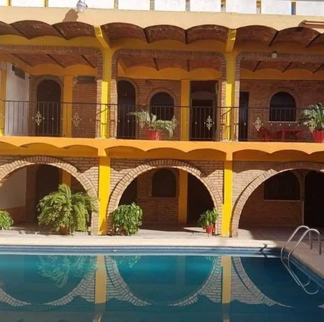 Imagen de la piscina del Hotel Bungalows Y Lizmar. Foto 19