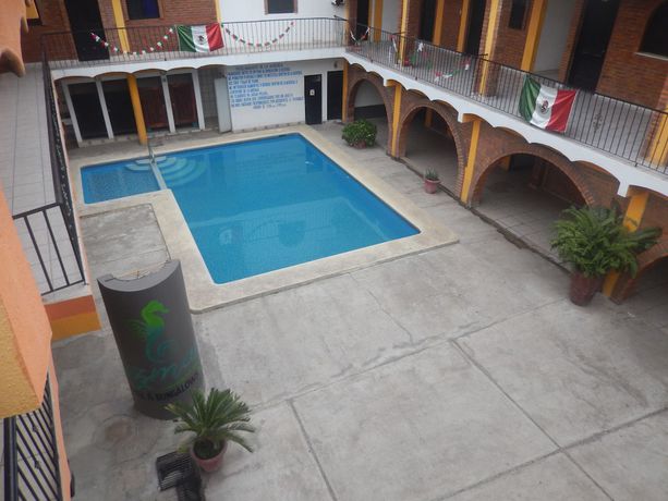 Imagen de la piscina del Hotel Bungalows Y Lizmar. Foto 20