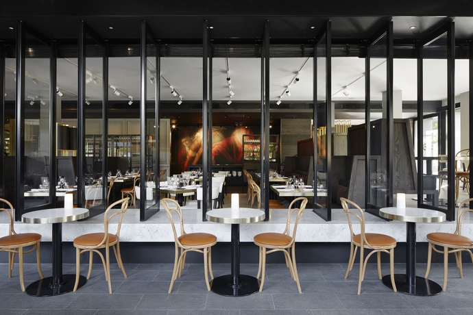 Imagen del bar/restaurante del Hotel Burbury and Apartments. Foto 2