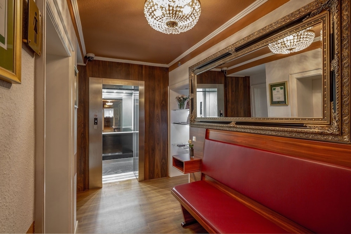 Imagen de los interiores del Hotel Burgschmiet. Foto 18