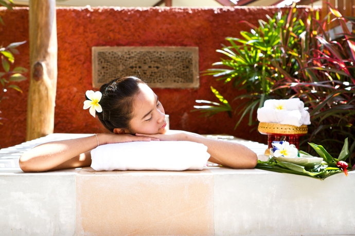 Imagen de la piscina del Hotel Buri Beach Resort. Foto 16
