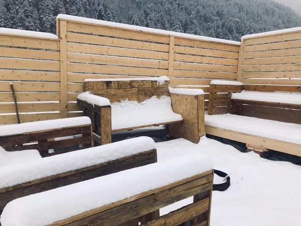 Imagen de la piscina del Hotel Burka Hostel. Foto 16