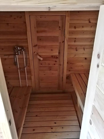 Imagen de la piscina del Hotel Burka Hostel. Foto 19