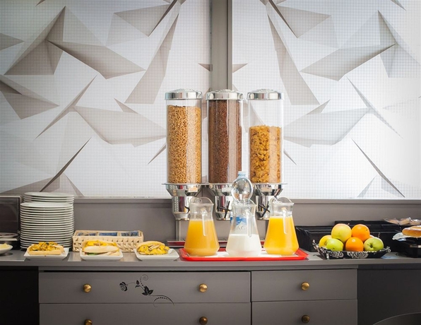 Imagen de los interiores del Hotel Burlada. Foto 14