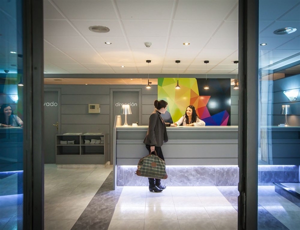 Imagen de los interiores del Hotel Burlada. Foto 15