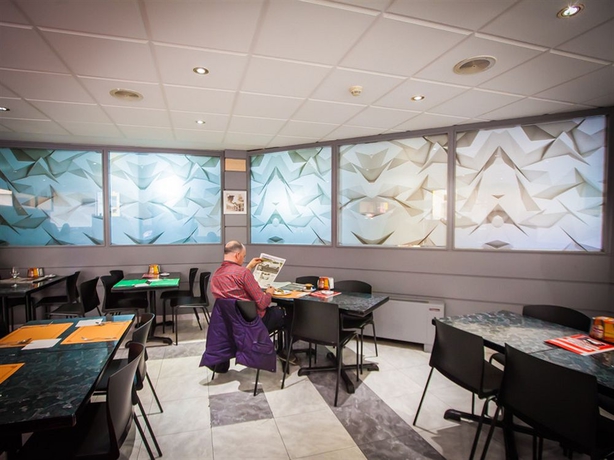 Imagen de los interiores del Hotel Burlada. Foto 16