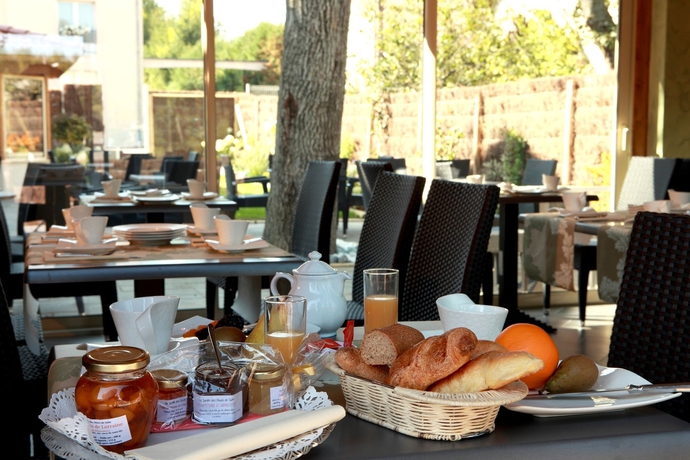 Imagen del bar/restaurante del Hotel Burnel Et La Cl&eacute; Des Champs. Foto 4