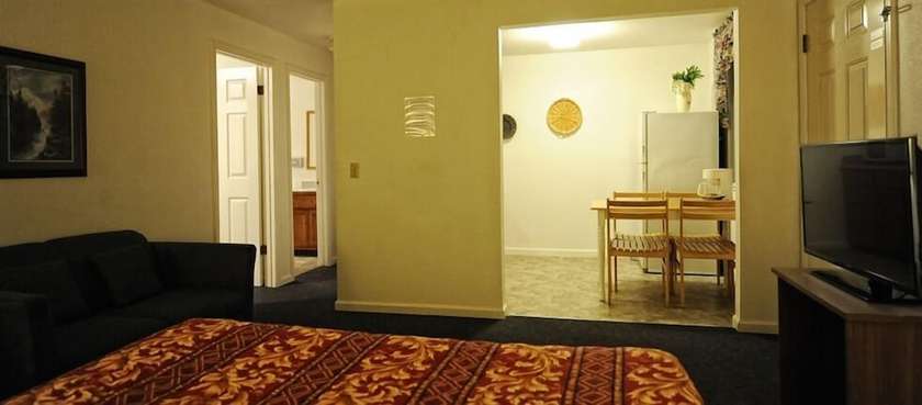 Imagen de la habitación del Hotel Burney Motel. Foto 3