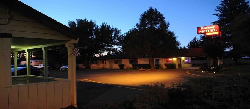 Imagen de los exteriores del Hotel Burney Motel. Foto 7