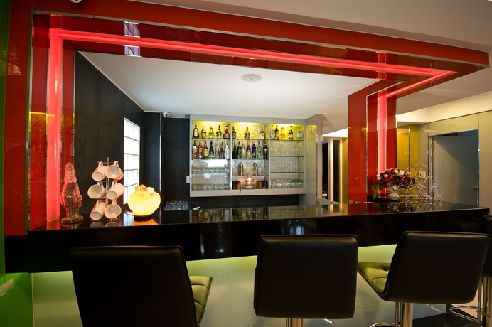 Imagen del bar/restaurante del Hotel Burnt Oak. Foto 4