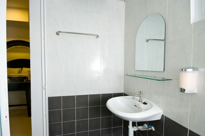 Imagen de la habitación del Hotel Burnt Oak. Foto 8