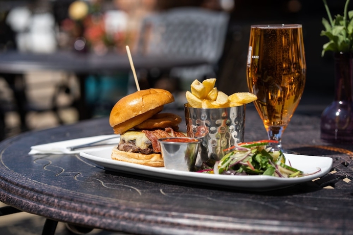 Imagen del bar/restaurante del Hotel Burrendale Country Club And Spa. Foto 2