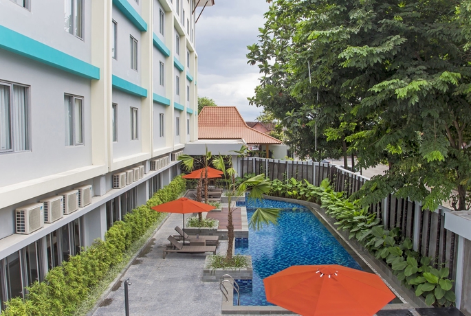 Imagen de la piscina del Hotel Burza Yogyakarta. Foto 16